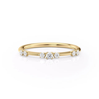Dainty wedding band with round diamonds – elegant and minimal design