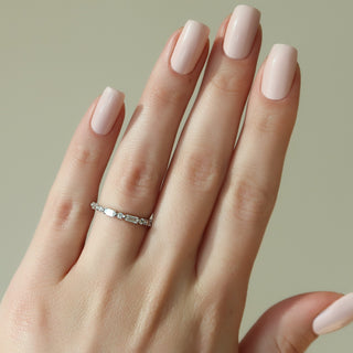 Half eternity wedding band with baguette and round diamonds – elegant and modern design