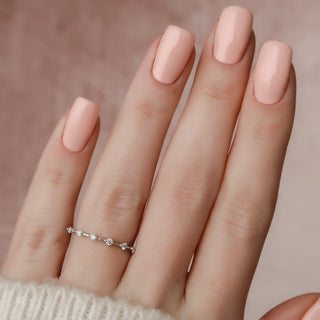 Dainty wedding band with round diamonds – subtle sparkle in a slim design