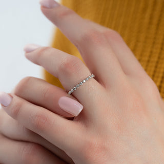 Half eternity wedding band with round diamonds – elegant and timeless design