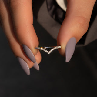 Curved wedding band with round diamonds – graceful and elegant contour design