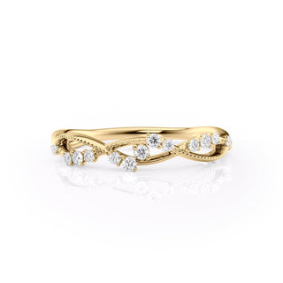 Twisted wedding band with round diamonds – elegant and modern design