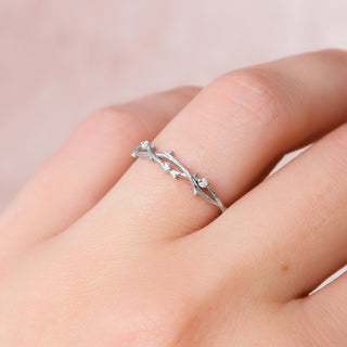 Twig-inspired wedding band with round diamonds – nature-themed and elegant design