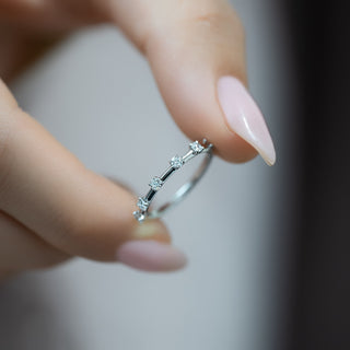 Dainty wedding band with round diamonds – elegant and delicate sparkle