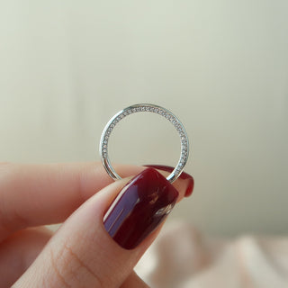 Unique wedding band with round diamonds – modern and artistic design