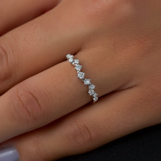 Curved wedding band with round diamonds – delicate and graceful design