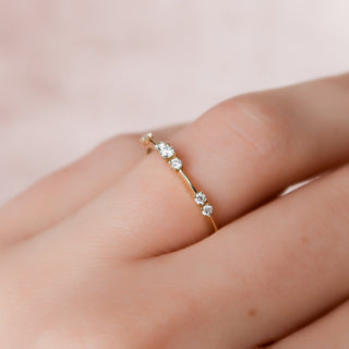 Dainty wedding band with round diamonds – elegant and minimal design