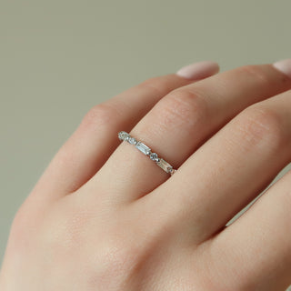 Half eternity wedding band with baguette and round diamonds – elegant and modern design