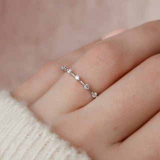 Dainty wedding band with round diamonds – subtle sparkle in a slim design
