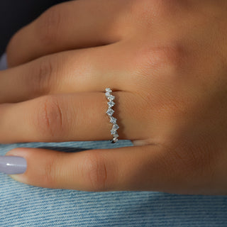 Curved wedding band with round diamonds – delicate and graceful design