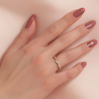 Twisted wedding band with round diamonds – elegant and modern design