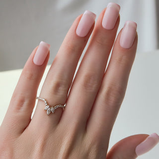 Curved wedding band with round and marquise diamonds – elegant and distinctive design