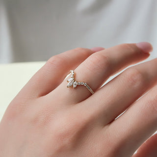 Curved wedding band with round and marquise diamonds – elegant and distinctive design