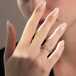 Twig-style wedding band with round diamonds – nature-inspired and delicate design