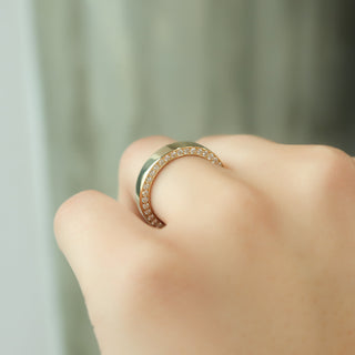 Unique wedding band with round diamonds – modern design with artistic flair