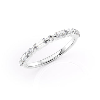 Half eternity wedding band with baguette and round diamonds – elegant and modern design