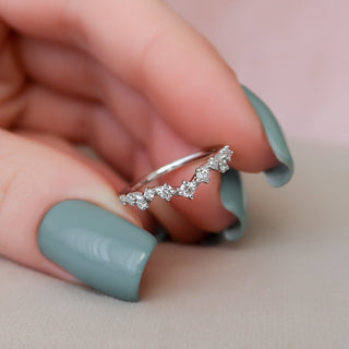 Curved wedding band with round diamonds – delicate and graceful design