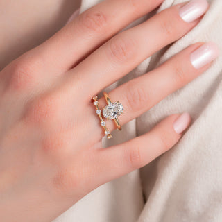 Dainty wedding band with round diamonds – elegant and delicate sparkle