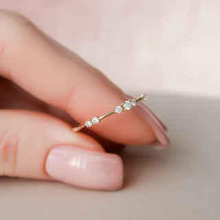 Dainty wedding band with round diamonds – elegant and minimal design