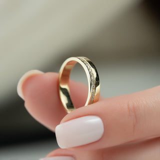 Pavé wedding band with round diamonds – classic sparkle in a refined setting