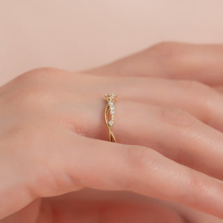 Twisted wedding band with round diamonds – elegant and modern design