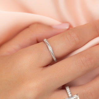 Twisted wedding band with round diamonds – stylish and elegant intertwined design