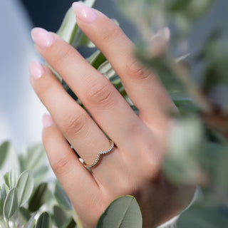 Curved wedding band with round diamonds – graceful and elegant contour design