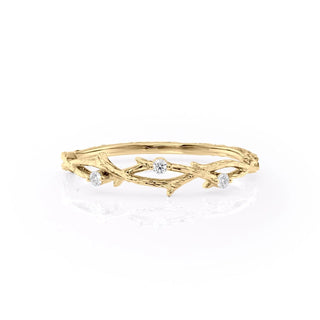 Twig-inspired wedding band with round diamonds – nature-themed and elegant design