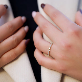 Half eternity wedding band with round diamonds – elegant and timeless design