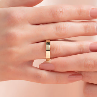 Plain wedding band with sleek polished finish – classic and minimalist design