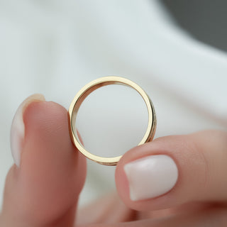 Pavé wedding band with round diamonds – classic sparkle in a refined setting