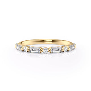 Half eternity wedding band with baguette and round diamonds – elegant and modern design