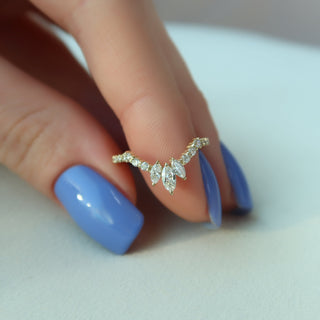 Curved wedding band with round and marquise diamonds – elegant and distinctive design