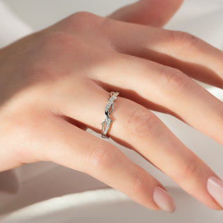 Twig-style wedding band with round diamonds – nature-inspired and delicate design