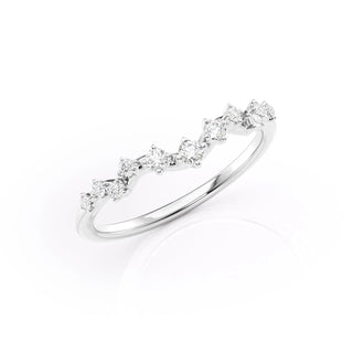 Curved wedding band with round diamonds – delicate and graceful design