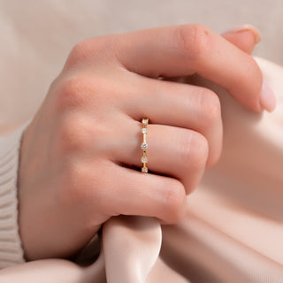 Dainty wedding band with round diamonds – elegant and delicate sparkle