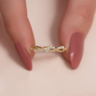 Twisted wedding band with round diamonds – elegant and modern design