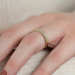 Vintage wedding band with round diamonds – antique-inspired design with intricate details