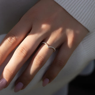 Curved wedding band with round diamonds – graceful and elegant contour design