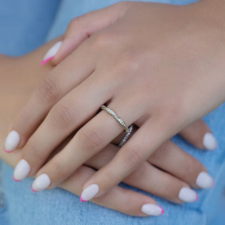 Twisted wedding band with round diamonds – stylish and elegant intertwined design