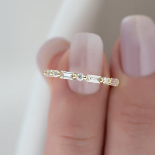 Half eternity wedding band with baguette and round diamonds – elegant and modern design