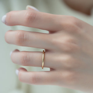 Unique wedding band with round diamonds – modern and artistic design