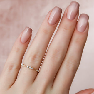 Dainty wedding band with round diamonds – elegant and minimal design