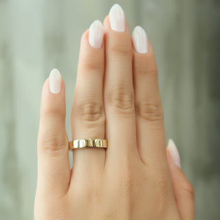 Unique wedding band with round diamonds – modern design with artistic flair