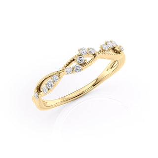 Twisted wedding band with round diamonds – elegant and modern design