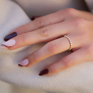 Half eternity wedding band with round diamonds – elegant and timeless design