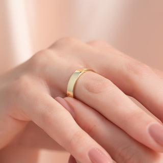 Plain wedding band with sleek polished finish – classic and minimalist design