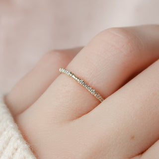 Round diamond pavé wedding band with sparkling micro-set stones – classic and elegant