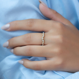 Curved wedding band with round diamonds – delicate and graceful design