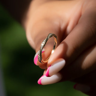 Twisted wedding band with round diamonds – stylish and elegant intertwined design